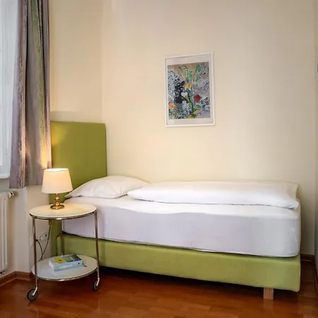 Johannes Schloessl - Gaestehaus Der Pallottiner Am Moenchsberg ホームステイ *